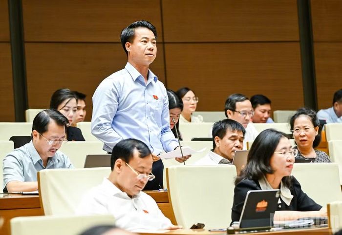 Đại biểu Hoàng Quốc Khánh (Đoàn Lai Châu) phát biểu tại hội trường. (Ảnh: DUY LINH)