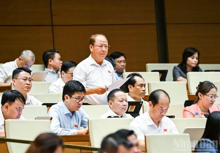 Đại biểu Sùng A Lềnh (Đoàn Lào Cai) phát biểu tại hội trường. (Ảnh: DUY LINH)