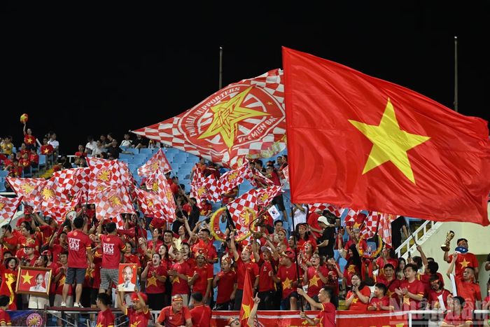 Những lá cờ đỏ sao vàng tung bay trên khán đài, thể hiện niềm tự hào và sự đồng hành của người hâm mộ với đội tuyển Việt Nam.