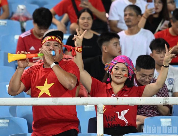 Cổ động viên phủ kín các khán đài sân Mỹ Đình từ sớm, tạo nên bầu không khí cuồng nhiệt trước giờ bóng lăn.