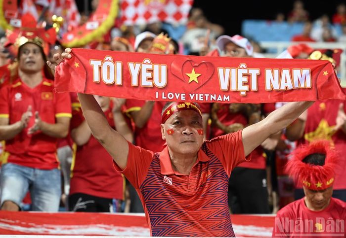 Tấm băng rôn "Tôi yêu Việt Nam" cùng nhiều thông điệp cổ vũ được người hâm mộ giương cao để tiếp thêm tinh thần cho thầy trò huấn luyện viên Kim Sang Sik.