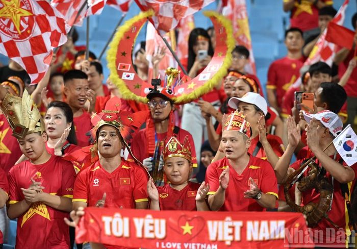 Tiếng trống, tiếng kèn và những lời hô vang "Việt Nam! Việt Nam!" góp phần khuấy động bầu không khí trước trận đấu.