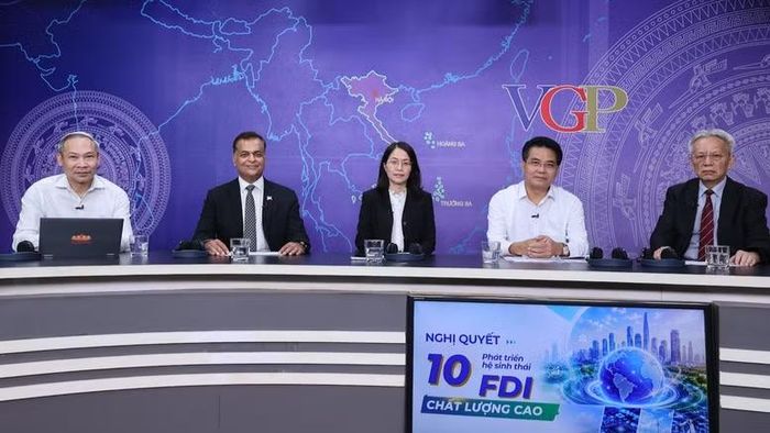 Các khách mời tham dự tọa đàm (từ trái sang): Ông Phan Đức Hiếu, Ủy viên hoạt động chuyên trách Ủy ban Kinh tế của Quốc hội; ông Binu Jacob, Tổng Giám đốc Nestlé Việt Nam; bà Bùi Thu Thủy, Phó Cục trưởng Cục Đầu tư nước ngoài, Bộ Tài chính; ông Lê Quang Hoà, Ủy viên Ban Thường vụ Tỉnh ủy, Phó Chủ tịch Ủy ban nhân dân tỉnh Hưng Yên; Tiến sĩ Nguyễn Sĩ Dũng, nguyên Phó Chủ nhiệm Văn phòng Quốc hội, điều phối chương trình. (Ảnh: chinhphu.vn/Nhật Bắc)