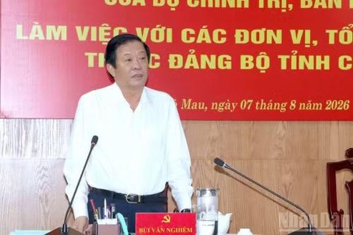 Đồng chí Bùi Văn Nghiêm, Ủy viên Trung ương Đảng, Phó Trưởng Ban Nội chính Trung ương phát biểu kết luận tại buổi làm việc với lãnh đạo tỉnh Cà Mau. (Ảnh: HỮU TÙNG)