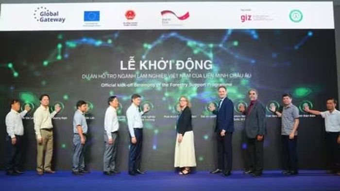 Đại diện các bên tham gia ấn nút khởi động dự án. (Nguồn: GIZ)