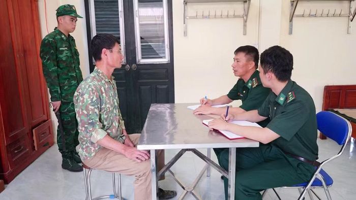  Cán bộ Đồn Biên phòng Ba Sơn lấy lời khai người vận chuyển gia cầm nhập lậu﻿. (Ảnh: Lý Nhất) 