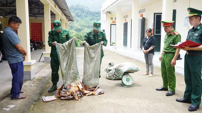 Lực lượng chức năng kiểm đếm số lượng xúc xích nhập lậu. (Ảnh: Lý Nhất)