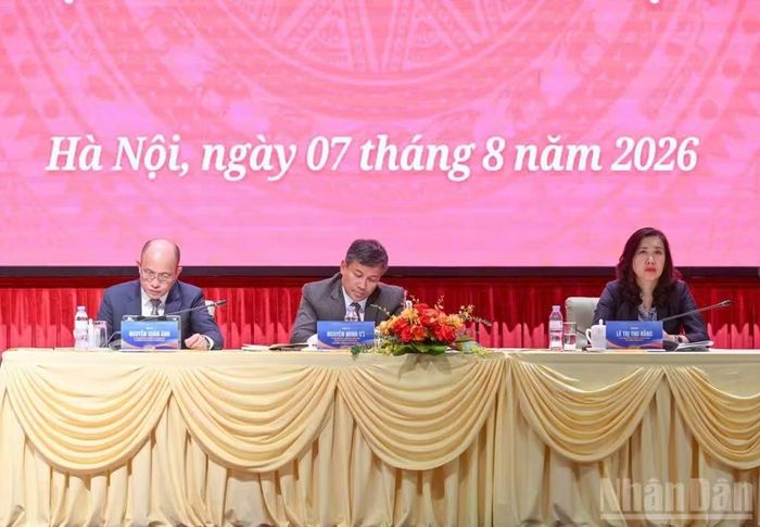 Các đồng chí lãnh đạo Bộ Ngoại giao điều hành Hội nghị. (Ảnh: TRẦN HẢI)