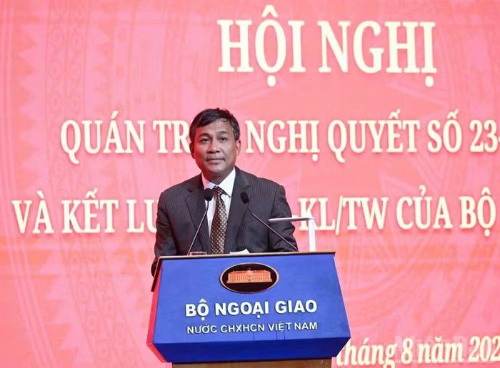 Ủy viên Trung ương Đảng, Thứ trưởng Thường trực Bộ Ngoại giao Nguyễn Minh Vũ phát biểu kết luận hội nghị. (Ảnh: TRẦN HẢI)