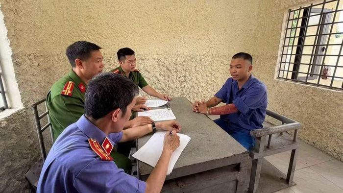 Nguyễn Văn Hợi (Khánh Sky) trước cơ quan chức năng. (Ảnh: Công an Bắc Ninh)