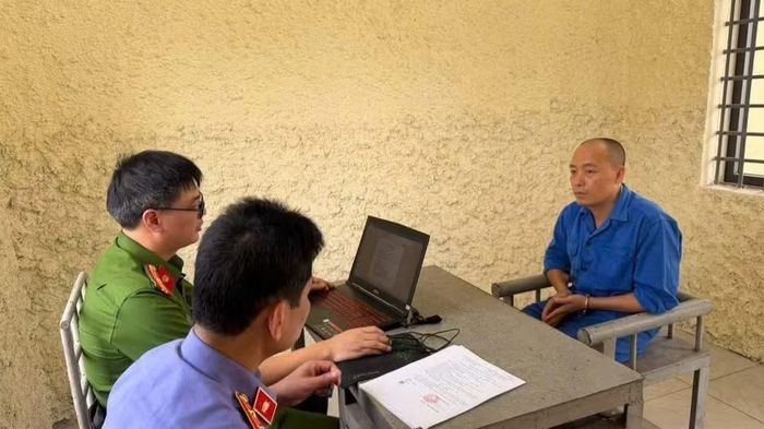 Trần Đình Tiệp (Vua Quạt) trước cơ quan chức năng. (Ảnh: Công an Bắc Ninh)