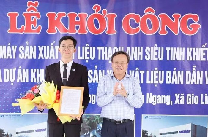 Phó Chủ tịch Ủy ban nhân dân tỉnh Quảng Trị Lê Đức Tiến trao Quyết định chấp thuận chủ trương đầu tư cho lãnh đạo công ty. (Ảnh: LÂM QUANG HUY)