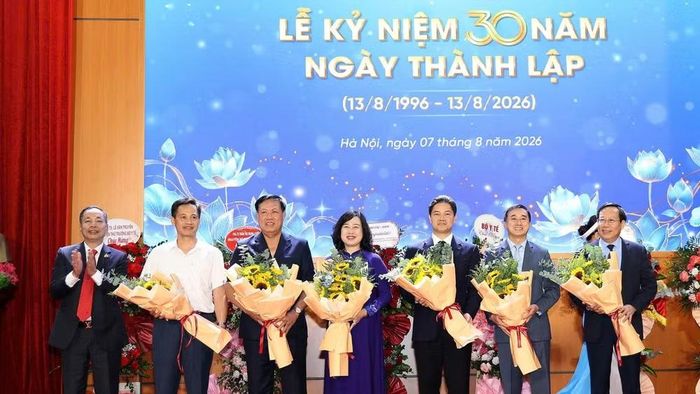 Lãnh đạo Cục quản lý Dược tặng hoa tri ân lãnh đạo Bộ Y tế.