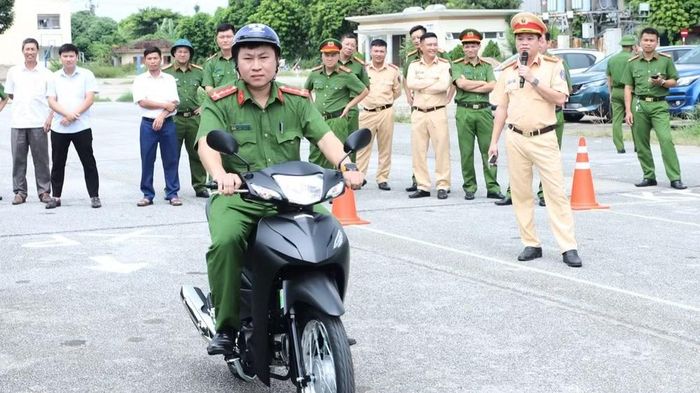 Ngay sau hội nghị, Công an tỉnh Ninh Bình đã tổ chức tập huấn nghiệp vụ và hướng dẫn thực hành kỹ năng lái xe mô-tô, xe gắn máy an toàn cho đội ngũ nòng cốt ở cơ sở.