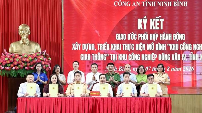 Các đơn vị ký kết giao ước phối hợp hành động xây dựng, triển khai thực hiện mô hình “Khu công nghiệp an toàn giao thông” tại Khu công nghiệp Đồng Văn IV.