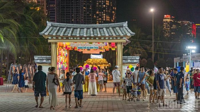 Không gian lễ hội được trang trí bắt mắt tại khu vực bãi biển Mỹ Khê, Đà Nẵng.