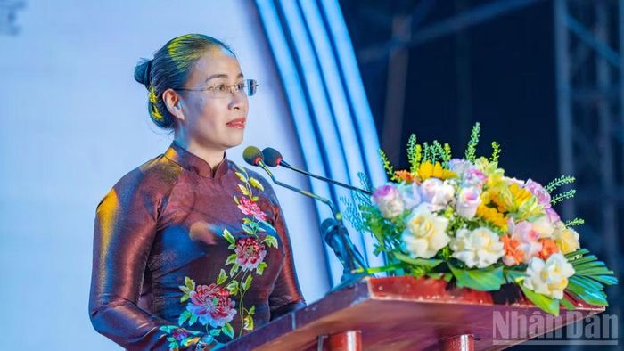 Phó Chủ tịch Ủy ban nhân dân thành phố Đà Nẵng Nguyễn Thị Anh Thi phát biểu tại lễ khai mạc lễ hội.
