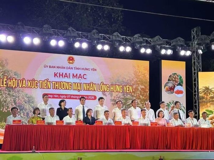 Một số doanh nghiệp ký kết Biên bản ghi nhớ cung ứng, tiêu thụ nhãn với các hợp tác xã nhãn lồng, nhà vườn lớn của tỉnh Hưng Yên. (Ảnh: Phạm Hà)
