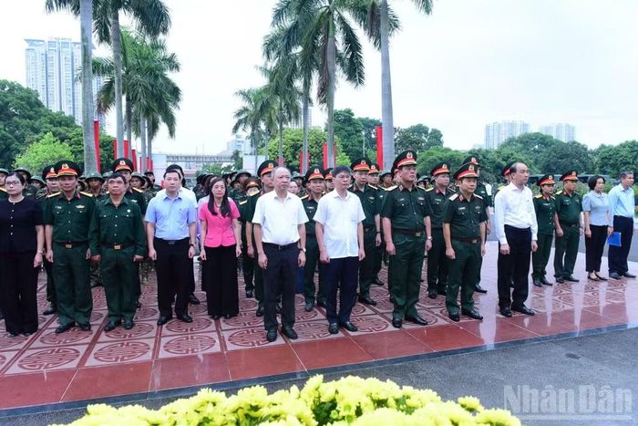  Trang nghiêm thực hiện nghi thức tưởng niệm tại Nghĩa trang Mai Dịch. (Ảnh: HỮU THU) 