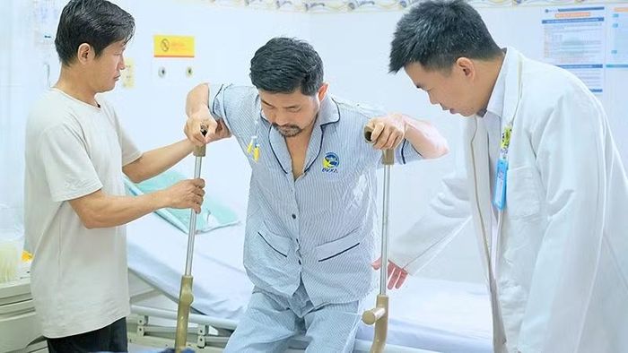 Người bệnh đang tiếp tục tập phục hồi chức năng. (Ảnh: Bệnh viện cung cấp)