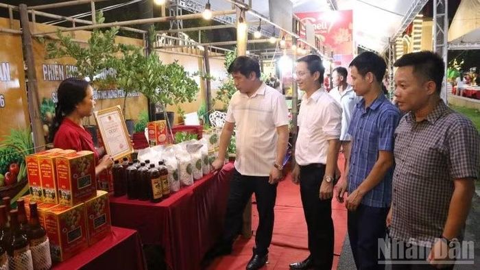 Đông đảo khách tham quan các gian hàng.