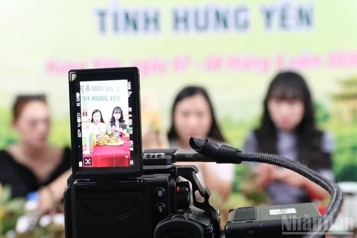 Kết hợp bán hàng trực tiếp với livestream trên nền tảng số.