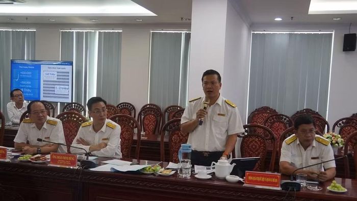 Cán bộ thuế Thành phố Hồ Chí Minh giới thiệu giải pháp Tổng đài ứng dụng trí tuệ nhân tạo (AI) hỗ trợ người nộp thuế. (Ảnh: Anh Tuấn)