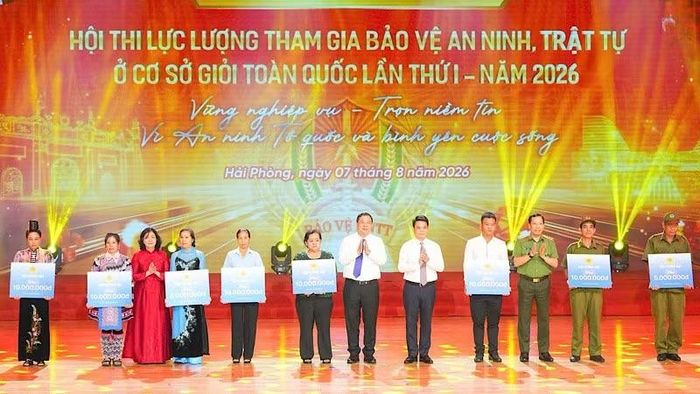 Các đồng chí: Chủ tịch Ủy ban Trung ương Mặt trận Tổ quốc Việt Nam Bùi Thị Minh Hoài; Phó Thủ tướng Thường trực Chính phủ Phạm Gia Túc; lãnh đạo Bộ Công an và thành phố Hải Phòng trao tặng quà, tri ân gia đình các liệt sĩ, người có nhiều đóng góp thuộc lực lượng tham gia bảo vệ an ninh, trật tự ở cơ sở. (Ảnh: ĐÀM THANH)