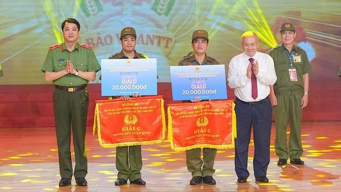 Lãnh đạo Bộ Công an và lãnh đạo thành phố Hải Phòng trao giải C cho các đội thi. (Ảnh: ĐÀM THANH)