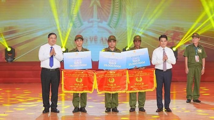 Đồng chí Phạm Gia Túc, Ủy viên Bộ Chính trị, Phó Thủ tướng Thường trực Chính phủ và lãnh đạo thành phố Hải Phòng trao giải B cho các đội thi. (Ảnh: ĐÀM THANH)