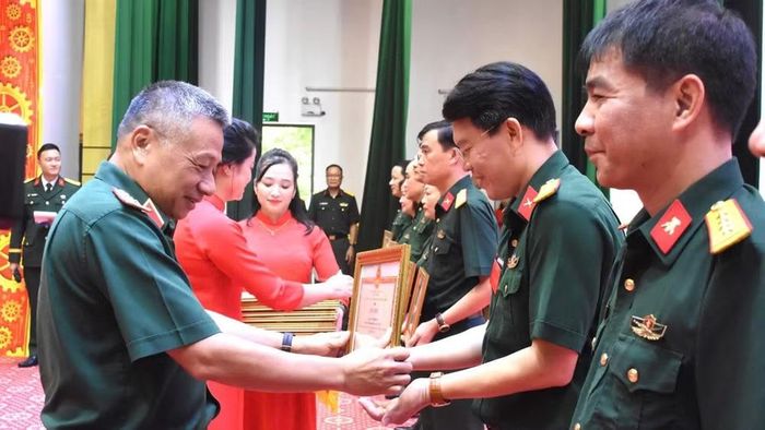Thượng tướng Lê Quang Minh trao Bằng khen của Chủ nhiệm Tổng cục Chính trị tặng các tập thể, cá nhân có thành tích xuất sắc trong tổ chức, phục vụ hội thi. (Ảnh: Anh Kim)