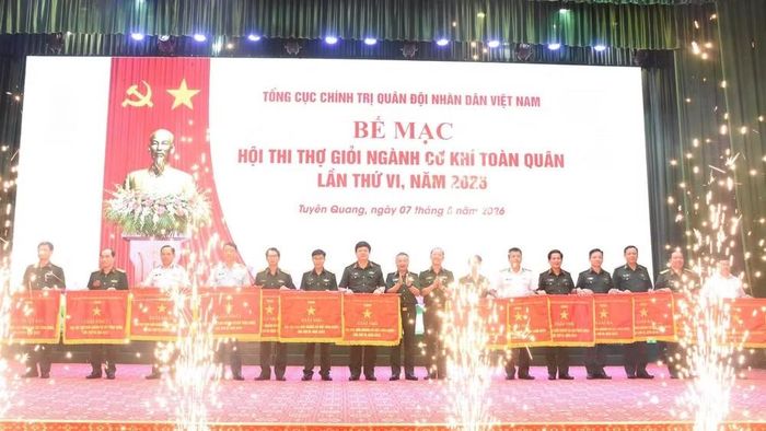 Thượng tướng Lê Quang Minh trao Cờ của Chủ nhiệm Tổng cục Chính trị tặng các tập thể đạt thành tích cao tại hội thi. (Ảnh: ANH KIM)