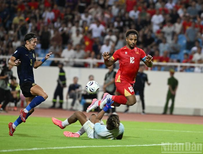 Xuân Son góp phần vào bàn thắng thứ hai khi cầu thủ đội bạn phản lưới nhà sau cú dứt điểm của tiền đạo này.