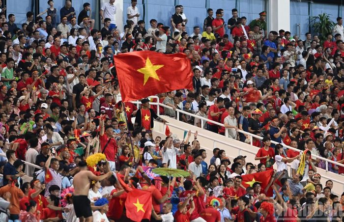 Người hâm mộ hài lòng với chiến thắng thuyết phục.