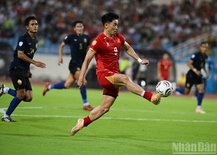 Nguyễn Đình Bắc hoàn tất cú đúp, góp công lớn vào chiến thắng 3-1 của đội tuyển Việt Nam.