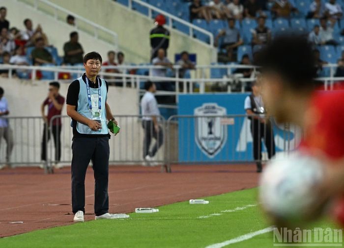 Huấn luyện viên Kim Sang Sik liên tục chỉ đạo, điều chỉnh chiến thuật bên ngoài đường biên.
