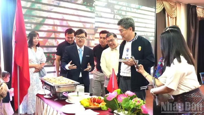 Các đại biểu bày tỏ tình yêu đối với món nem của Việt Nam. (Ảnh: THANH THỂ)