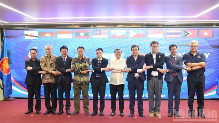 Chụp ảnh chung đoàn kết ASEAN. (Ảnh: THANH THỂ)