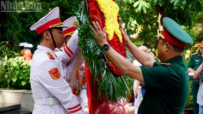 Trung tướng Lê Xuân Thế, Tư lệnh Quân khu 7 thực hiện nghi thức chỉnh hoa. (Ảnh: LÊ THÀNH)