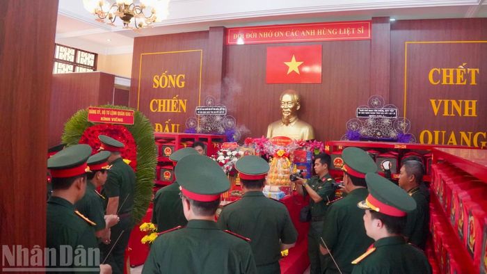 Đoàn công tác dâng hương tại nhà quàn hài cốt liệt sĩ tại Công viên Lê Thị Riêng﻿. (Ảnh: LÊ THÀNH)