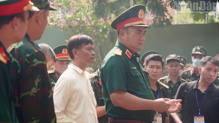 Tư lệnh Quân khu 7 Lê Xuân Thế dặn dò lực lượng làm nhiệm vụ: "Các đồng chí tiếp tục nỗ lực, tận tụy, trách nhiệm, thận trọng, tỉ mỉ khi thực hiện nhiệm vụ. Việc tìm kiếm hài cốt liệt sĩ cùng các di vật là cơ sở quan trọng giúp các gia đình tìm lại người thân sau hơn nửa thế kỷ nằm trong lòng đất". (Ảnh: LÊ THÀNH)