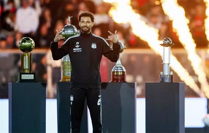 Thủ thành Vozinha ra mắt hoành tráng tại Colo-Colo. Ảnh: O GLOBO