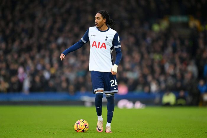 Tottenham được cho là sẵn sàng bán Spence. Ảnh: The Guardian