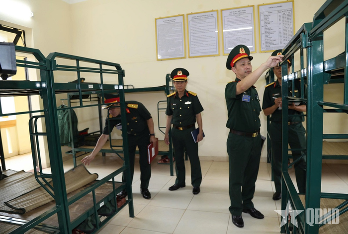 Nơi ăn ở, sinh hoạt của bộ đội được sắp đặt gọn gàng, ngăn nắp. 