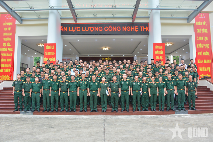  Đại biểu, cán bộ, nhân viên tham gia tập huấn chụp ảnh lưu niệm.