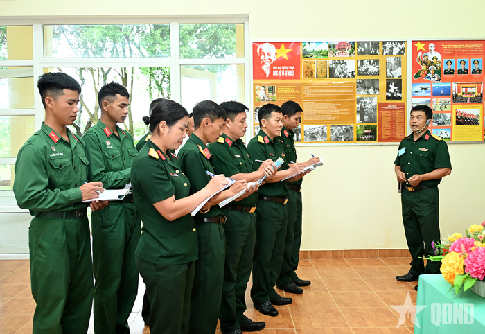 Chấm thi tại Phòng Hồ Chí Minh Tiểu đoàn 25 (Sư đoàn 10). 