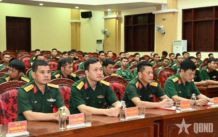 Các đồng chí lãnh đạo, chỉ huy Sư đoàn 10 dự khai mạc. 