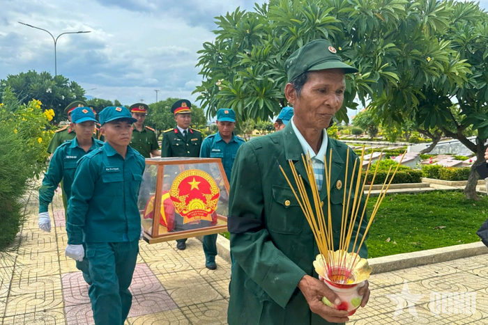 Ông Ka Tơ Toàn dâng hương, đưa anh trai về yên nghỉ tại nghĩa trang liệt sĩ.
