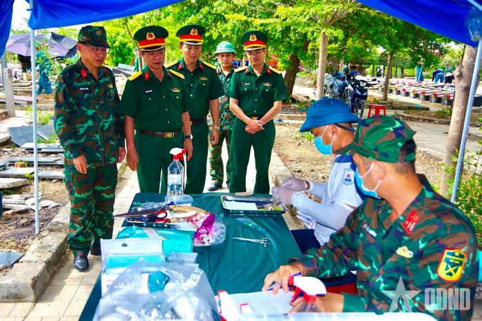 Lãnh đạo Bộ CHQS tỉnh Khánh Hòa theo dõi, động viên lực lượng chuyên trách, lấy mẫu sinh phẩm.