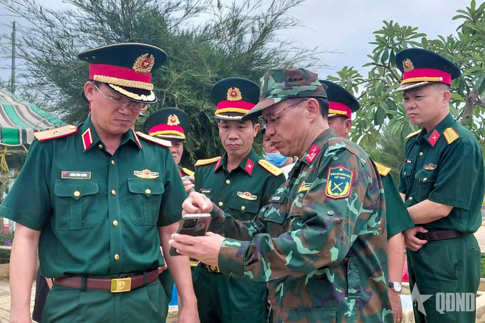 Thiếu tướng Lương Đình Chung, Chính ủy Quân khu 5 kiểm tra công tác quy tập hài cốt liệt sĩ.